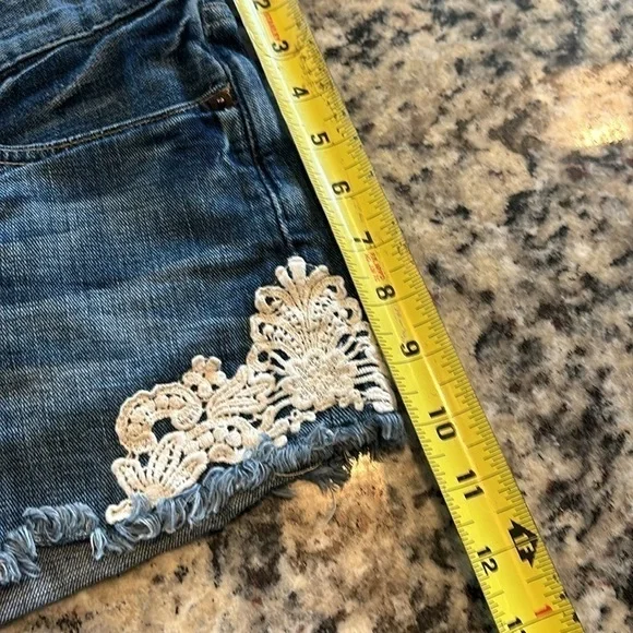 Lucky Riley Jean Shorts W/ Knit Designs and Fringed Hems Sz 27/4 - Picture 9 of 10